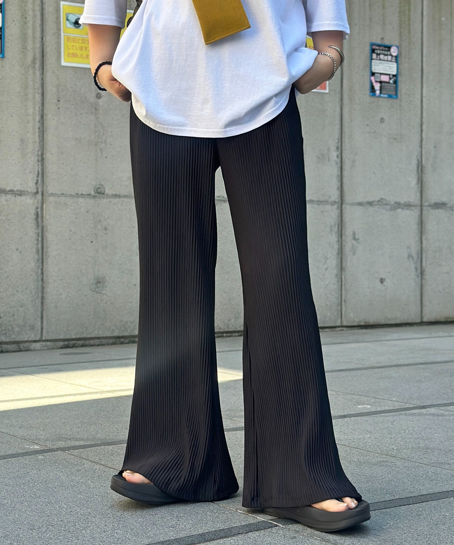 プリーツフレアパンツ